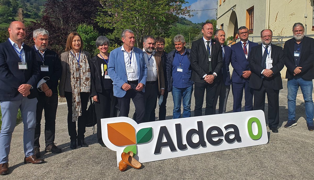 gdrsdegalicia's tweet photo. 📣📣 As #aldeasmodelo son unha gran ferramenta de dinamización social e económica e xa está servindo para poñer en valor 1️⃣9️⃣ núcleos de poboación dos nosos territorios. Non podían faltar no primeiro encontro de aldeas do século XXI. 😊

ℹ️ https://t.co/MRwgsmXqzn

#Agader https://t.co/79E2LCGlwf