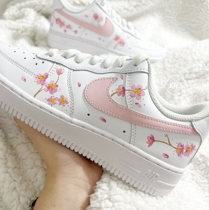 O desafio da Nike esta vez foi presentear uma mamãe especial em nossa vida com um Air Force. Escolhi a melhor mamãe desse mundo inteiro customizando ele de uma forma que combine com ela.
Espero que goste meu amor! Feliz dia das mamães, te amamos muito 🥰❤️