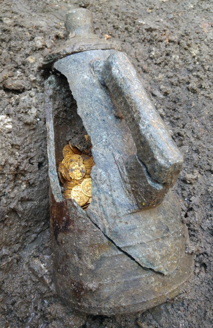 archaeologymag's tweet image. A soapstone vessel filled with hundreds of Late Antique gold coins was found at the site of Como, Italy's former Cressoni Theater. #FBF

archaeology.org/issues/325-190…