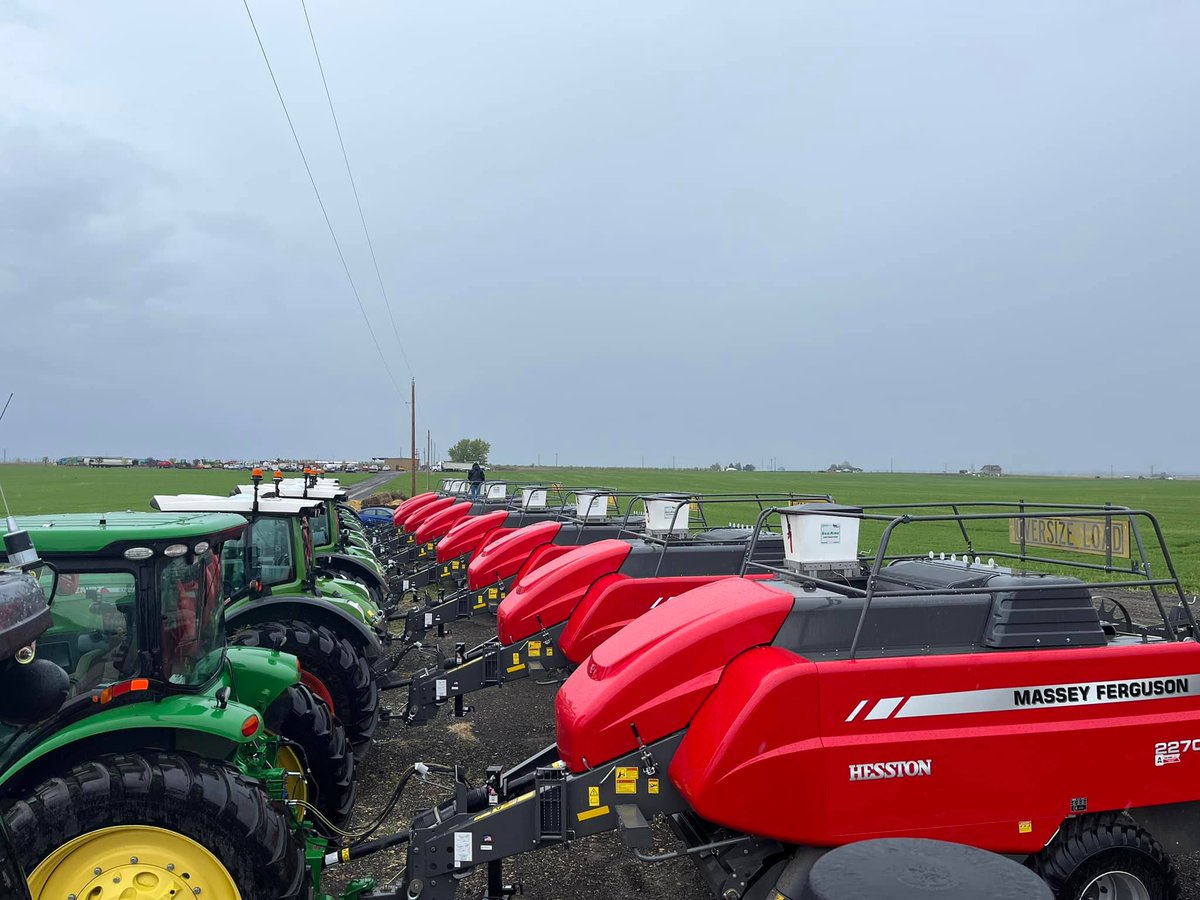 AgriKingInc's tweet image. Spring… also known as Silo-King applicator installation season! Our team in Pasco, WA, is ready to go! #SiloKing #SiloKingHay