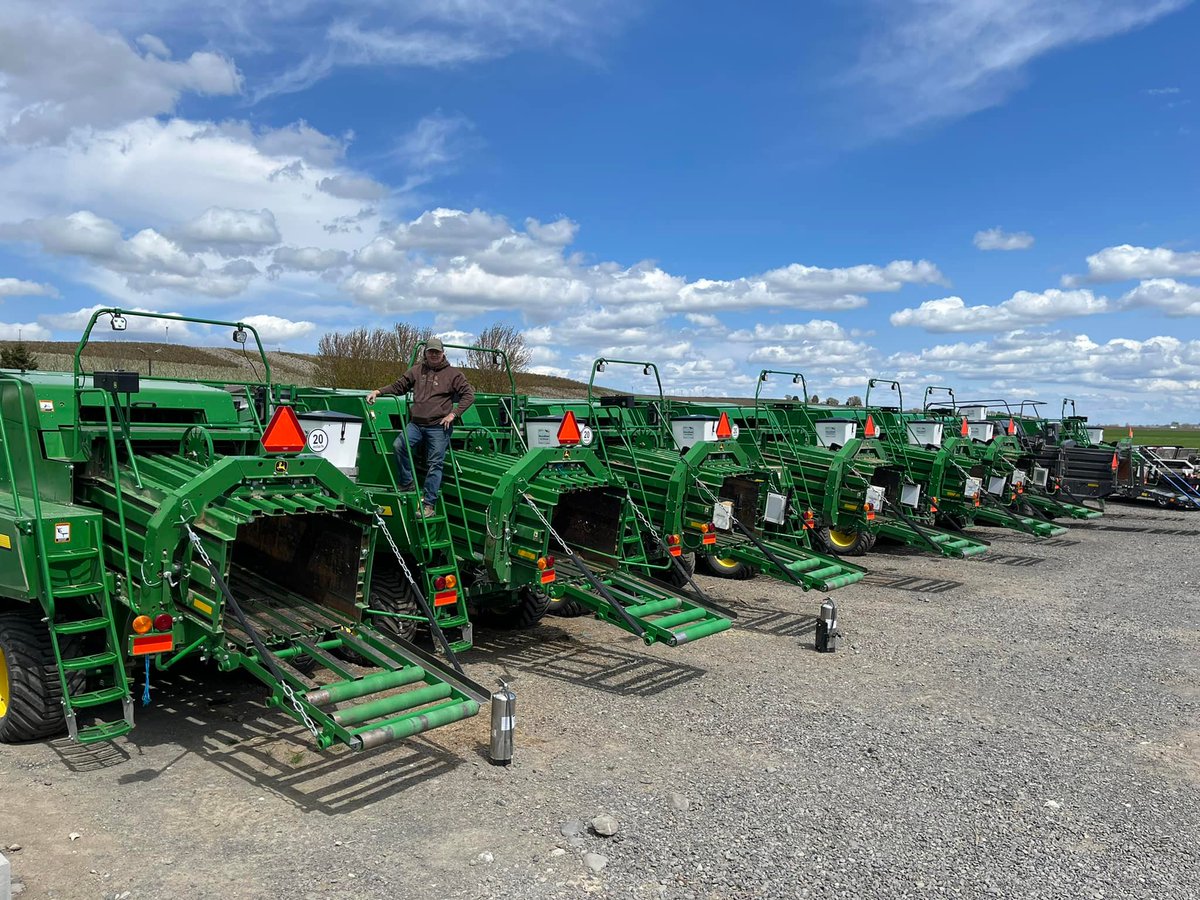 AgriKingInc's tweet image. Spring… also known as Silo-King applicator installation season! Our team in Pasco, WA, is ready to go! #SiloKing #SiloKingHay