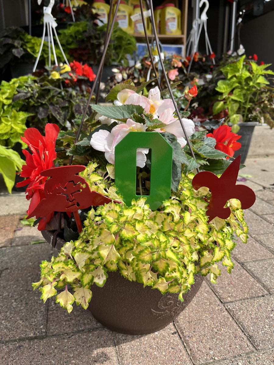 STAIndTech's tweet photo. Check out the flower basket accents at Demaris Hardware that were made by some Industrial Tech students. https://t.co/73TX3wBiHm