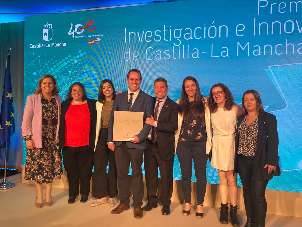DrDiegoClemente's tweet photo. Todo un honor recibir el PREMIO INVESTIGACIÓN E INNOVACIÓN DE CASTILLA-LA MANCHA 2021 en la categoría de CIENCIAS de manos de @garciapage @RosanaCLM esta mañana en Cuenca. Me gustaría hacerlo extensivo a mi equipo #GNIR y a todo el @HNParaplejicos @SanidadCLM
¡MUCHÍSIMAS GRACIAS! https://t.co/breaaxNWJN