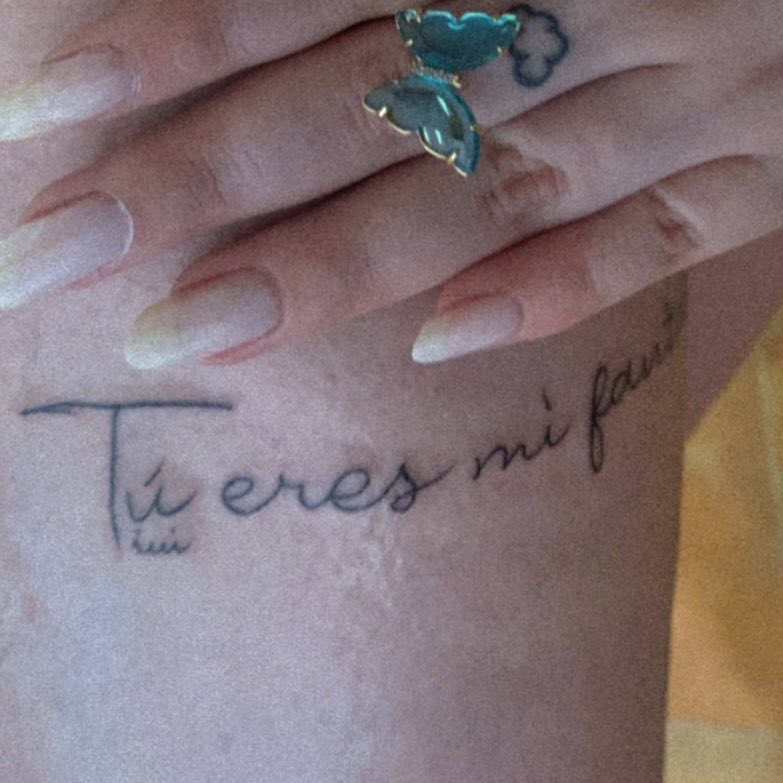 osnapitzmarisa's tweet photo. “ tini, tú eres mi fantasi 🦋 ”
decidí de tatuarme la misma mariposa tuya con esta frase porque eres mi felicidad, mi fantasi. y decidí tatuarme tu nombre también porque estoy creciendo contigo y siempre te llevaré conmigo, en mi corazón y sobre mi piel también @TiniStoessel 💘 https://t.co/yhFtCm2UP2