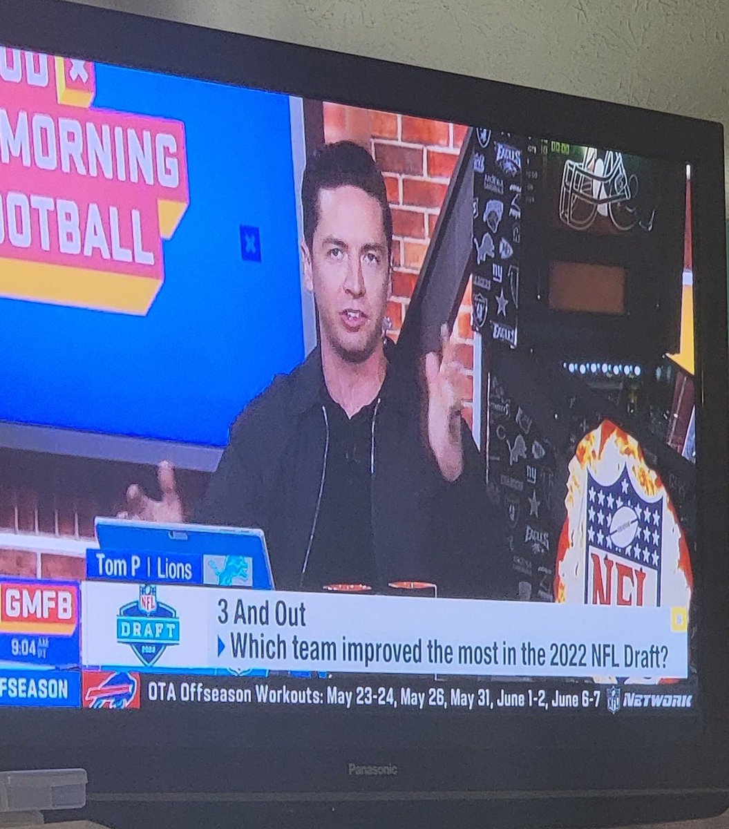 Mr_Sdot_Johnson's tweet photo. Getting some love on @gmfb #NewPride https://t.co/DNaVwbC4wX