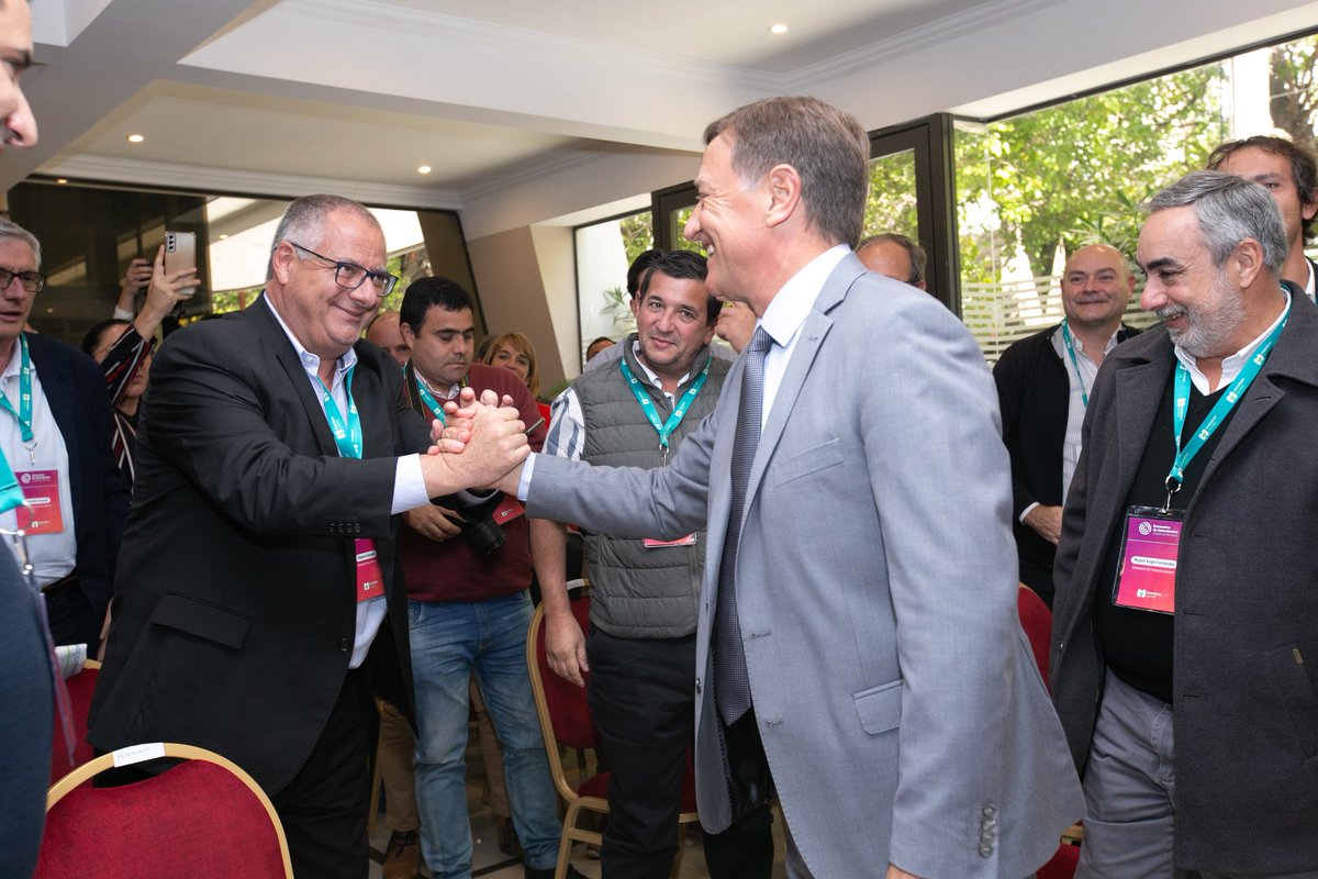 UlpianoSuarez's tweet photo. Con la presencia del gobernador @rodysuarez en el #EncuentroDeIntendentes compartimos las experiencias de gestión del modelo que llevamos adelante en Mendoza con cercanía, innovación, participación ciudadana y calidad institucional. https://t.co/B7ScszdCQS