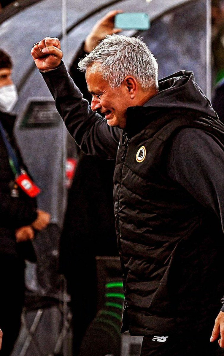 TorcidaGR's tweet photo. 💛❤️

#Mourinho #RomaLCFC https://t.co/ilOHt1yWZo