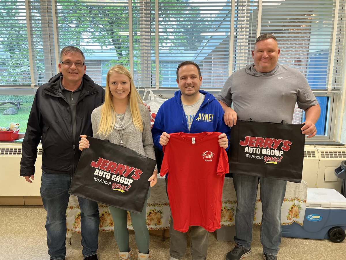 BCPS_SPrice2's tweet photo. @CarneyElem is so thankful for our partners @jerrystoyota for another year of appreciating our teachers and staff!  They are truly all about others!  #JerrysToyota #ItsAboutYou @sgregorybcps https://t.co/O2FQhsf4Mu