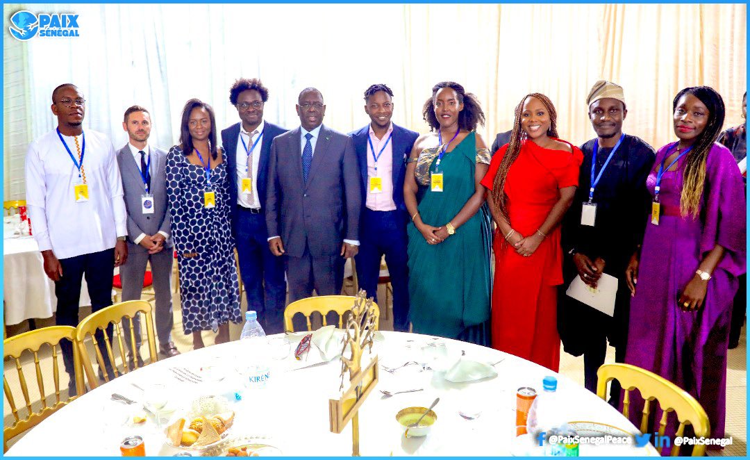 PaixSenegal's tweet photo. 2/3 Ces jeunes africains issus de plus de 30 pays et évoluant dans divers secteurs d’activités, ont été reçus par le président @Macky_Sall jeudi 5 mai 2022 dans l’après-midi 
#Kebetu https://t.co/WHTBjLMfTe