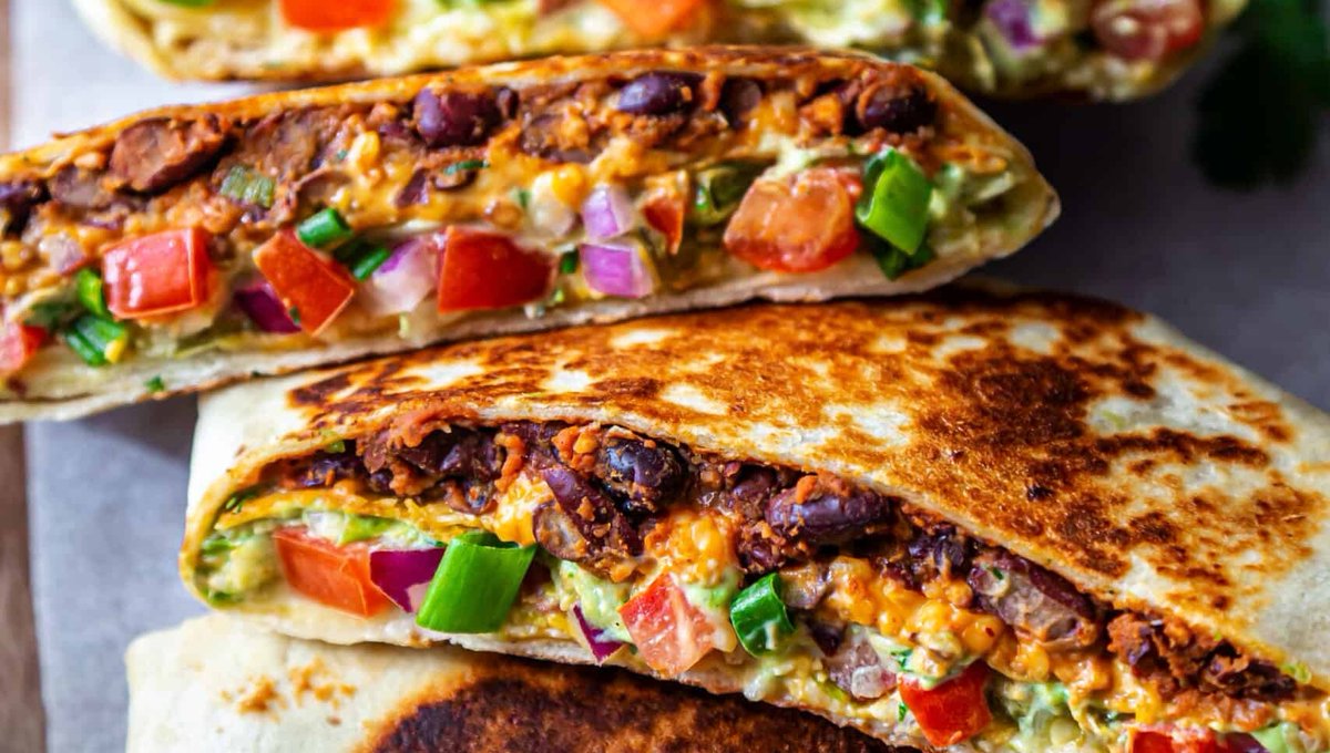 CooksMatches's tweet photo. Filled with Mexican flavors and a mixture of textures, this Vegetarian Crunchwrap Supreme from @shwetainthekitchen is sure to go down a treat! ๐
โ๏ธ: DM us for the link to the full recipe!
#veggiefood #mexicanfood #recipe #cooksmatches #dinneridea #fastfood #texmex https://t.co/BnRe2Xiqaw