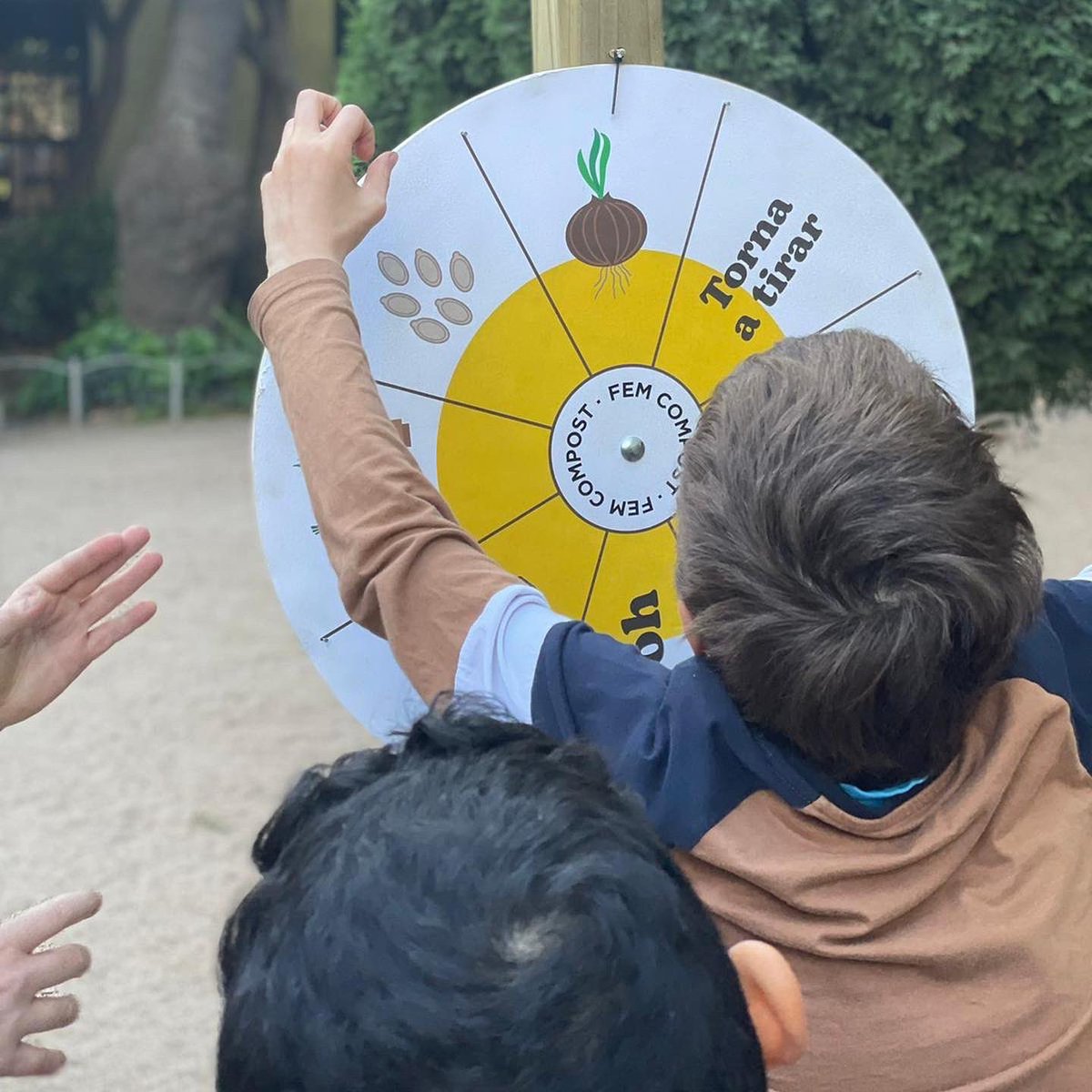 isaacperaire's tweet photo. Una estona d’aquest matí amb la Secretària d’ @accioclimatica @abarnadas al @palaurobert on hi ha unes jornades per difondre, conèixer i aprendre a fer compost en motiu de la Setmana Internacional del #compost #ICAW. @residuscat
#ICAW2022 #setmanacompost https://t.co/MqdWMBJtZr