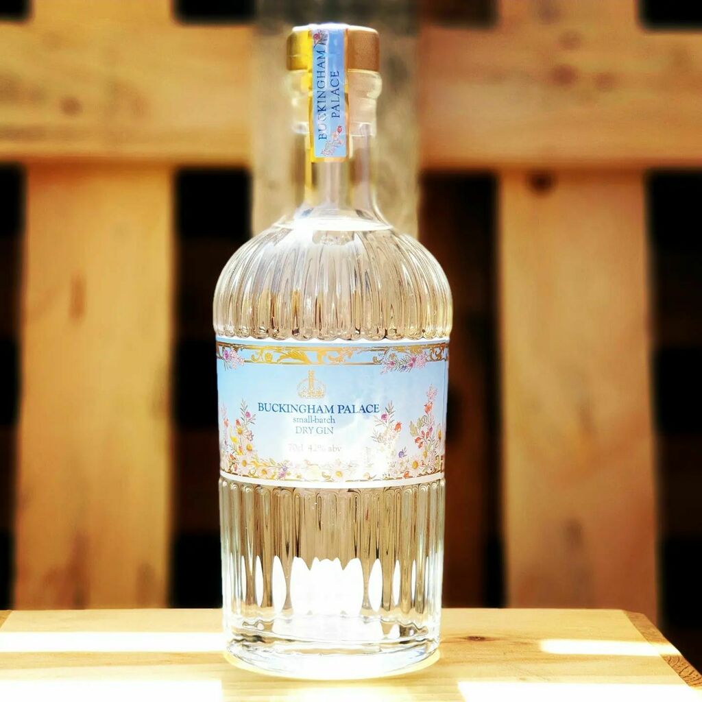 farehamwine's tweet photo. Sonething to help celebrate the Jubilee,...... Buckingham Palace Gin! #ginsofinstagram #ginlife #ginlovers🍸 #buckinghampalace #fareham #farehamwinecellar #hampshire #gintime #jubilee #ginoclock🍸 https://t.co/5zhNO6JBRE https://t.co/WyDO6HM1Uk