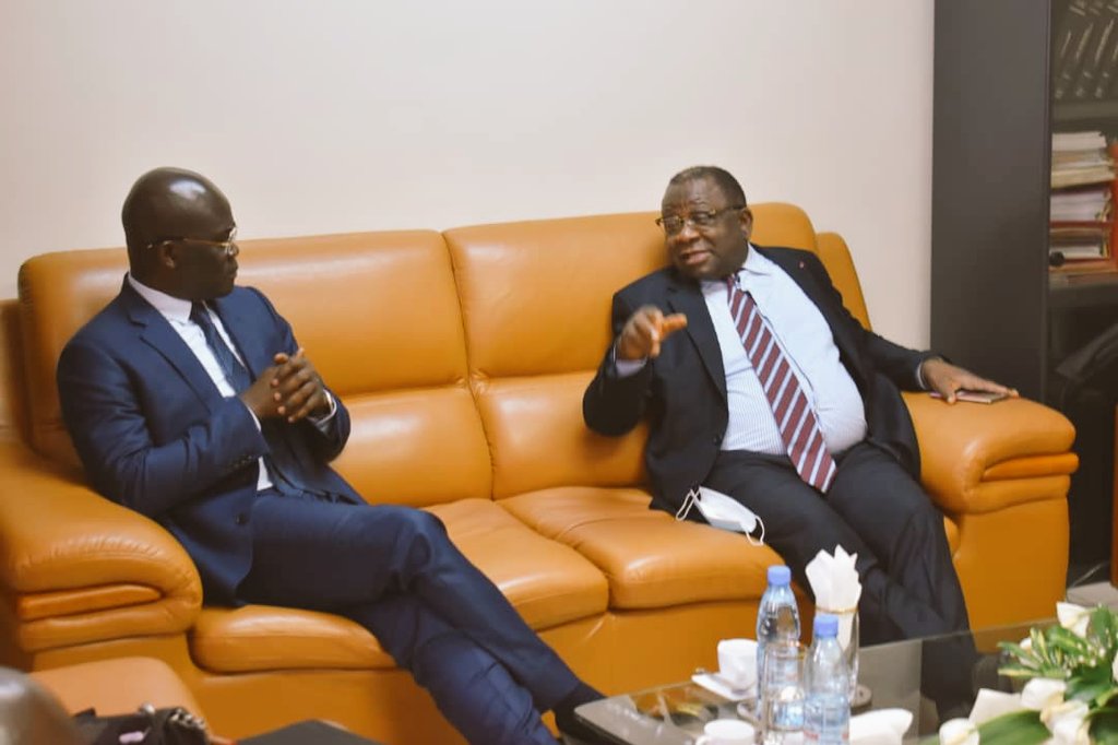 omadilu's tweet photo. 🇨🇩#DUALA: Rencontre entre SE @bussa_jean et son homologue camerounais du commerce #Mbarga #Atangana. Au menu le commerce de transit: difficultés rencontrées par les Exportateurs et Importateurs Congolais sur la voie Bangui-Douala. M.Mbarga a promis de s'impliquer quant à ce. https://t.co/lnDXTvx5z9