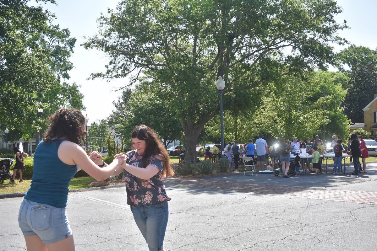 Bailey_Howls's tweet photo. Teaching the correct dance to Brown Eyed Girl ๐ #ga4h #elitenortheast #mayday https://t.co/t02CKL0o7w