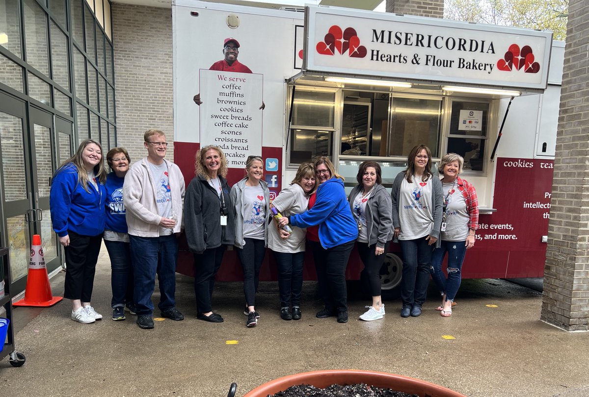 Candy__Kramer's tweet photo. What a tremendous finale for #TeacherAppreciation week… with a surprise visit from the ⁦@MisBakery⁩ delivery truck!! ❤️❤️❤️ #d123 #swd123 Thank you PTA!!! You are the BEST!!! https://t.co/T0mqnOujwp