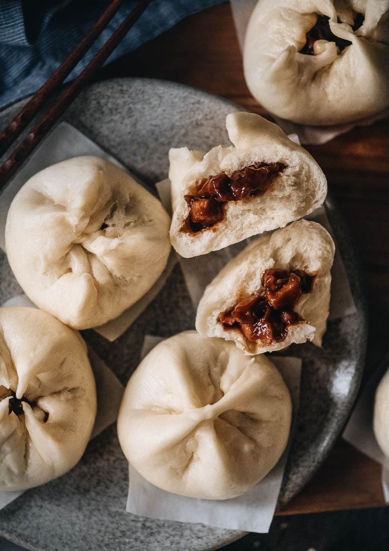 liarsleague's tweet photo. School's out, and so are the narrator of "Dragon Blood, Pig Heart" by @juniperberriz and her stubborn mum, having a meal in a #Chinatown restaurant, arguing about death, life and char siu pao ... Read by @rebeccagyeo for the LL #ColourAndVision April show! https://t.co/xnlkE4MGgW https://t.co/FkdjMJblYV