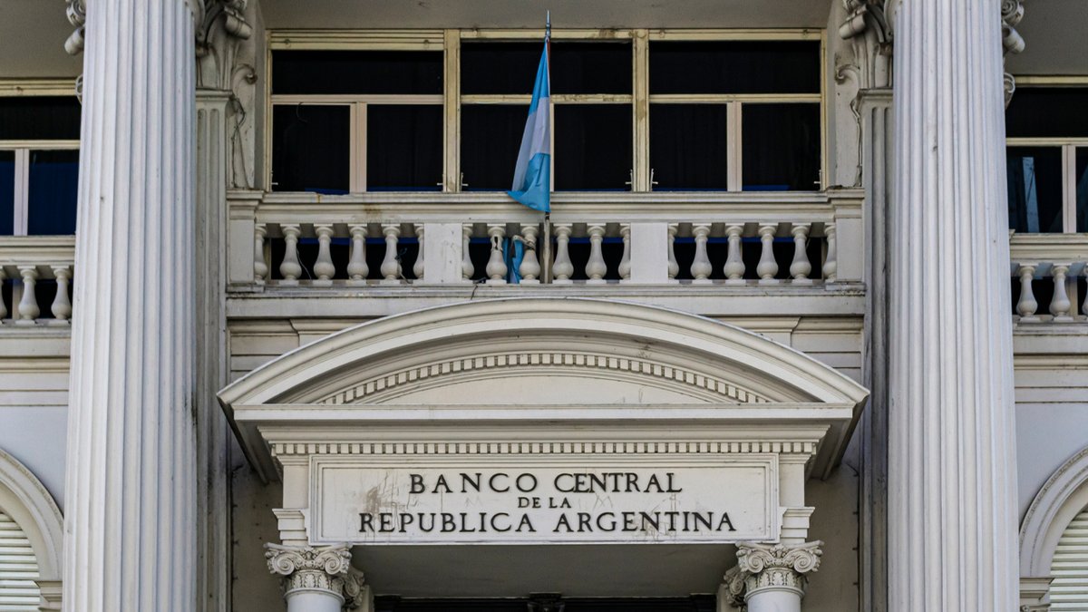 Bizelite75's tweet photo. La Banque centrale d'Argentine 🇦🇷 a interdit aux banques de proposer des bitcoins, quelques jours seulement après que les deux plus grandes banques du pays ont annoncé leur intention de proposer des services d'achat de Bitcoin.
#BTC #Bitcoin #Argentina #cryptocurrency https://t.co/Az7fCfl7nw