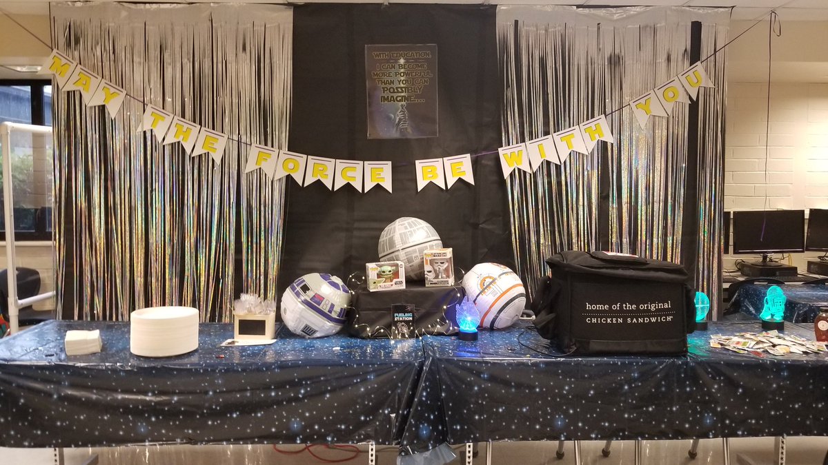 Our incredible Media Specialist, Jennifer Gordon @ecms_gordon treated the teachers to an appreciation week that was out of this world! Thank you for an amazing week #ecms #TeacherAppreciationWeek2022 <a href="/CowetaSchools/">Coweta Schools</a> <a href="/ECMSPride/">ECMS Indians</a>  <a href="/ecmspto/">ECMS PTO</a>  <a href="/JeannetteHallam/">Dr. Hallam</a>