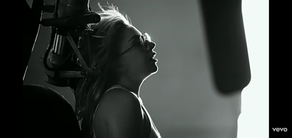 darkye11's tweet photo. #HOLDMYHAND  #LadyGaga https://t.co/2R6Zybu8gj