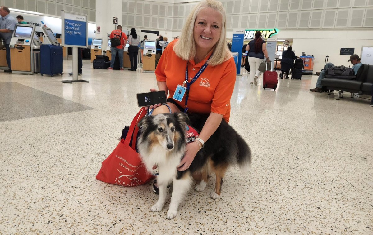 ellaghica's tweet photo. Mr. Keen you are so adorable!!! @APTherapyDogs 
Happy Friday from Houston Texas. Be on the lookout for Keen, he  is pawtroling the terminals #makingadifference #Smiles #customerexperience #AirportFun #AirportAmbassador #HoustonFriendly https://t.co/Fc02yBiDx3