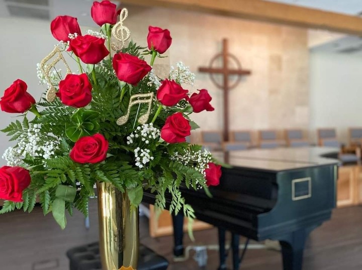 pcusabingewatch's tweet photo. Ormond Beach Presbyterian #OrmondBeach #Florida the 40th and last Merridy Williams Memorial Concert, "Melodies of the Heart" May 1, 2022. 🎶
#memorialconcert #fridayflowers 💐 @Presbyterian #pcusa #Presbyterian #Presbyterianchurch #rose 🌹 #flowersonfriday #flowersphotography https://t.co/MaR7rYr2Te