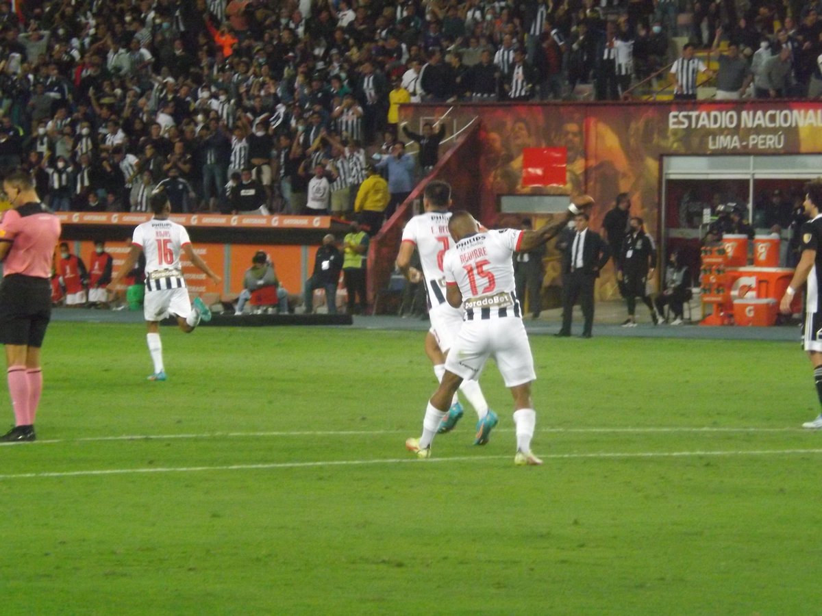 7Llaya's tweet photo. #CopaLibertadores2022 
#EstadioNacional 

@ClubALoficial 1-1 @ColoColo 

Alianza y Colo Colo. Son uno solo 

📸 Juan Julca https://t.co/f8xOfrzbB2