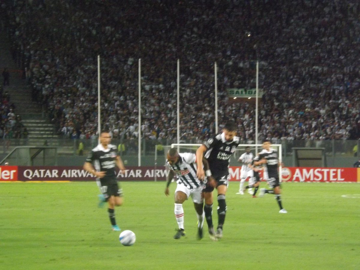 7Llaya's tweet photo. #CopaLibertadores2022 
#EstadioNacional 

@ClubALoficial 1-1 @ColoColo 

Alianza y Colo Colo. Son uno solo 

📸 Juan Julca https://t.co/f8xOfrzbB2