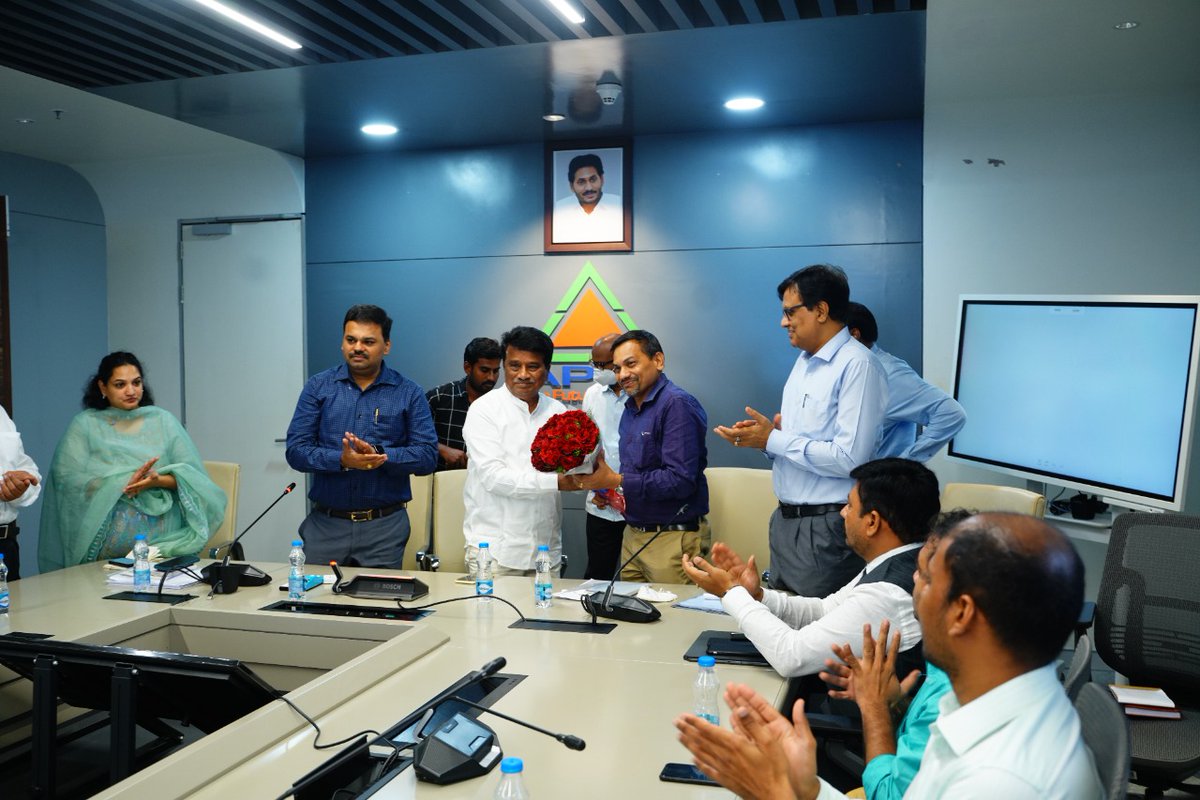 scorpion_coder's tweet photo. #టెక్స్ టైల్ పార్కు ఏర్పాటుకు కొప్పర్తి అనువైన చోటు-@ApiicOfficial ఛైర్మన్ మెట్టు గోవింద రెడ్డి
# వసతుల పరిశీలనకై APకి విచ్చేసిన కేంద్ర ప్రతినిధుల బృందం
#Textilespark
#FocusSector
#InvestInAP
@subramanyam_ias
@GummallaSrijana https://t.co/igQpx6SIe4