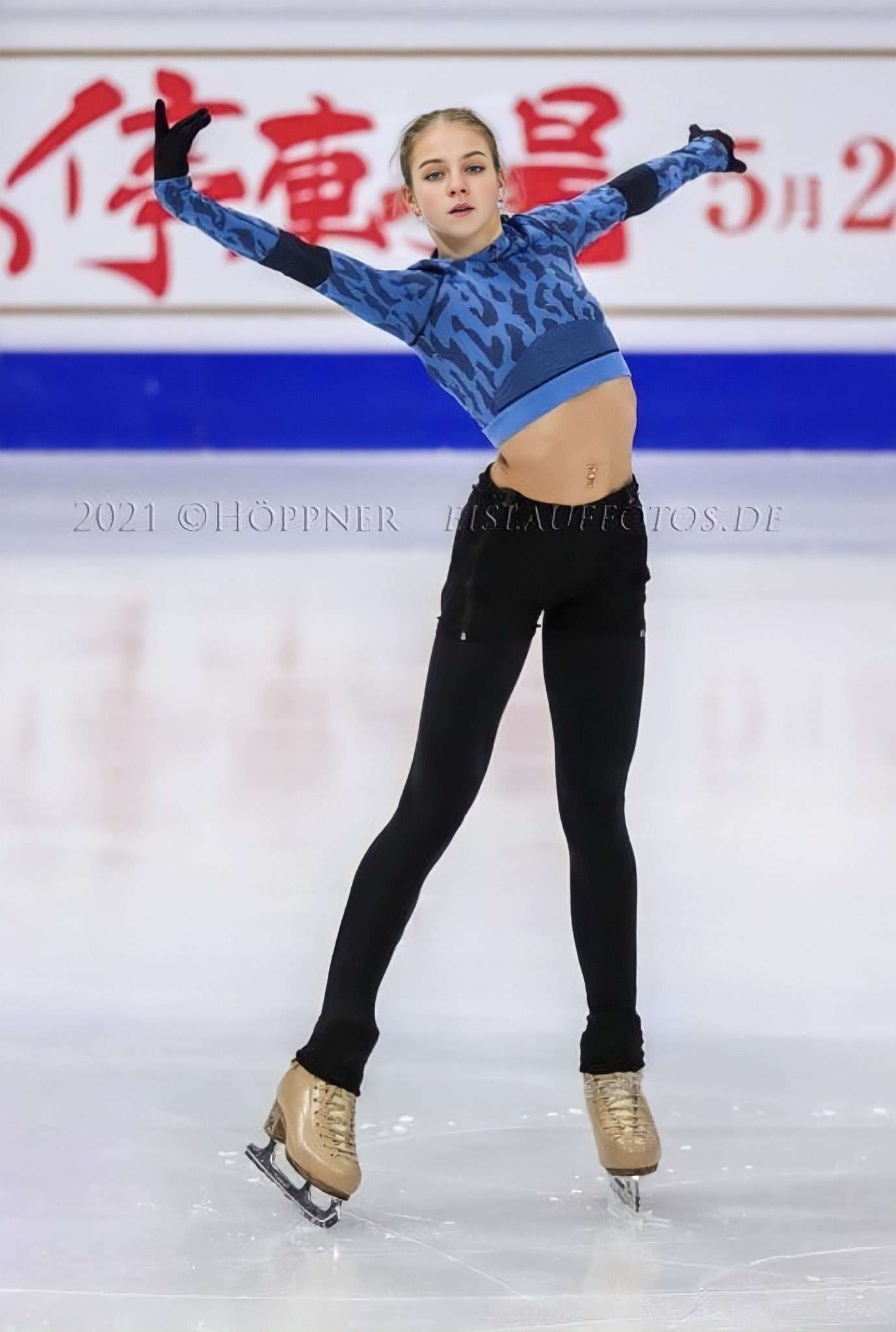 アレクサンドラ・トゥルソワ　Alexandra Trusova 洋書 Amazon.co.jp: アレクサンドラトゥルソワ 重力と闘う少女
