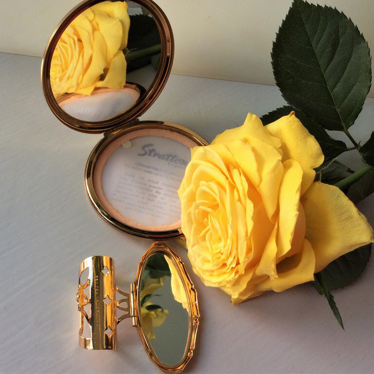 AshhCollectable's tweet photo. #Vintage #60s/#70s #Unused #STRATTON Convertible #Rose Design #PowderCompact and #Lipview #LipstickHolder in original gift packaging
See at https://t.co/w5tDwEiPaU https://t.co/AtqZssUPfb