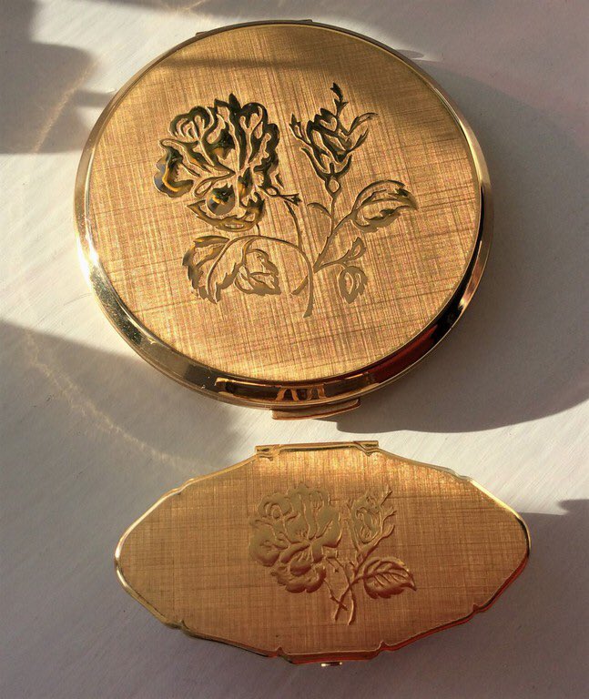 AshhCollectable's tweet photo. #Vintage #60s/#70s #Unused #STRATTON Convertible #Rose Design #PowderCompact and #Lipview #LipstickHolder in original gift packaging
See at https://t.co/w5tDwEiPaU https://t.co/AtqZssUPfb
