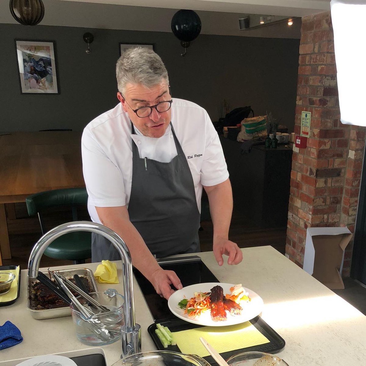 Bschefacademy's tweet photo. Yesterday we hosted our first Chefs Live Cooking Session for our Level 2 & 3 Chefs π©βπ³π§βπ³π¨βπ³
We covered two meat module dishes and our favourite blue cheese and bacon tart recipe, all showcasing different skills in the preparation and cooking methods
#bschefacademy https://t.co/GRbFgREdpZ