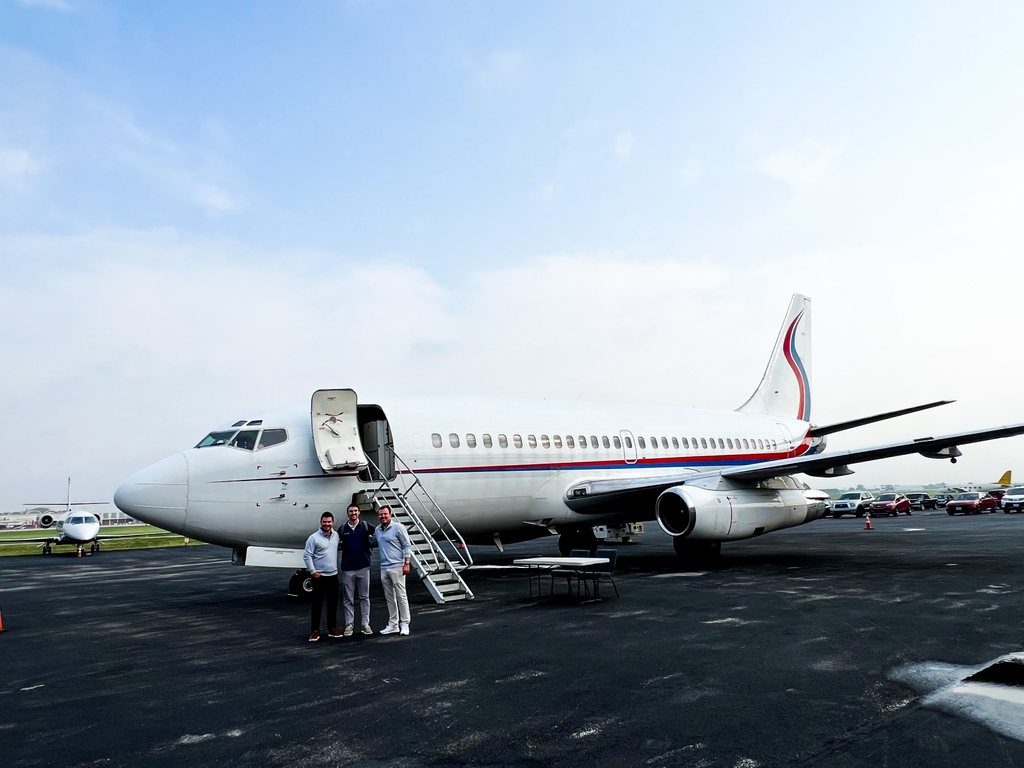trilogyaviation's tweet photo. Just a quick team trip down to San Antone for a client send-off to the Kentucky Derby 🐎 Boeing B737-200⁠
⁠
⁠
⁠
⁠
⁠
#trilogyaviationgroup #boeing #boeing737 #takeflight #travel #privatejet #avgeek #aviation #pilot #charter #jetcharter #wings #wheelsup #asap #flywithus https://t.co/3vccJHkTbW