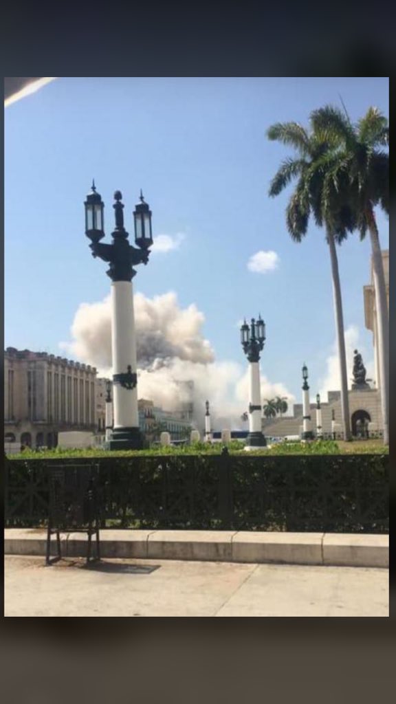 FBarrabeitg's tweet photo. De horrible manera ha despertado la #Habana vieja hoy con lo que se presume fue la #explosión de un camión que transportaba gas licuado y ha destruido buena parte del emblemático #HotelSaratoga frente al #CapitolioHabanero y otros edificios familiares. Aún se investiga la causa. https://t.co/7kFxrVj5aL