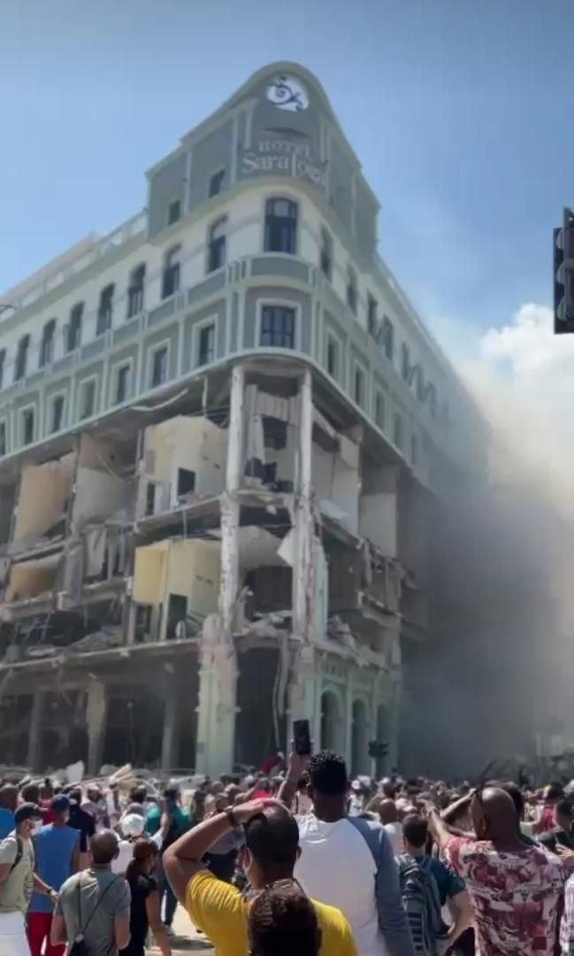 FBarrabeitg's tweet photo. De horrible manera ha despertado la #Habana vieja hoy con lo que se presume fue la #explosión de un camión que transportaba gas licuado y ha destruido buena parte del emblemático #HotelSaratoga frente al #CapitolioHabanero y otros edificios familiares. Aún se investiga la causa. https://t.co/7kFxrVj5aL