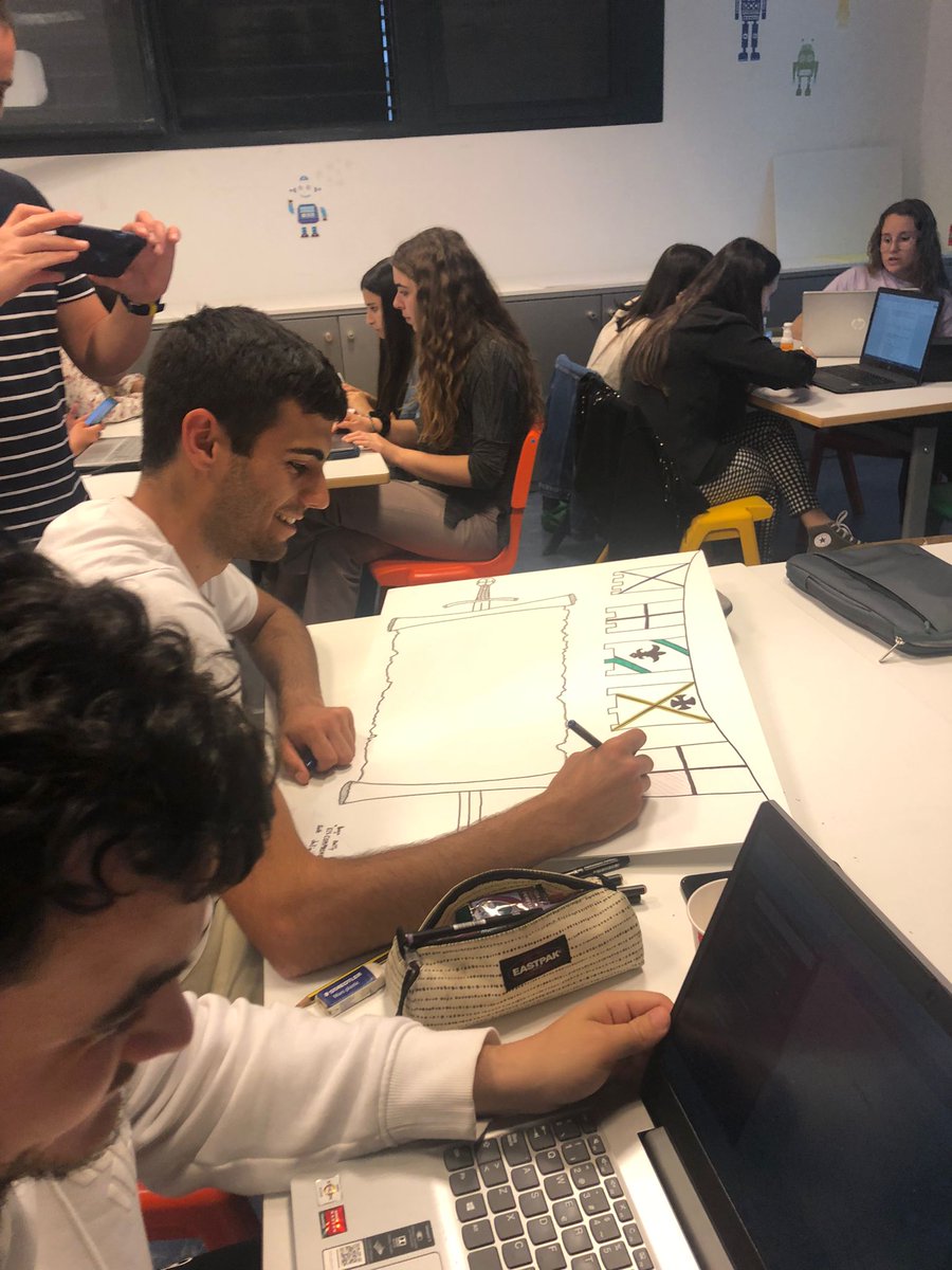 JulioAl408891's tweet photo. Hoy durante la clase, hemos realizado un tablero en el que depositaremos nuestros logros. https://t.co/CwJag2dqL7