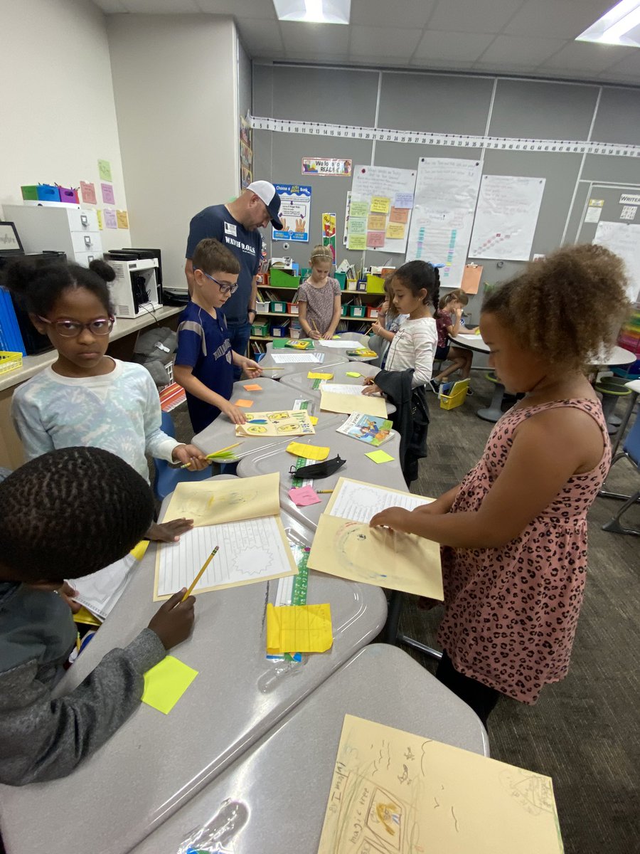 lauren_hendrex's tweet photo. We had a fun morning with 2 Watch Dogs! We had them join our Reading Celebration and our Writing Celebration. #readersresponse #bookclubseries @BradleyCISD @mrswrightcisd https://t.co/cFWpH2Xgjx