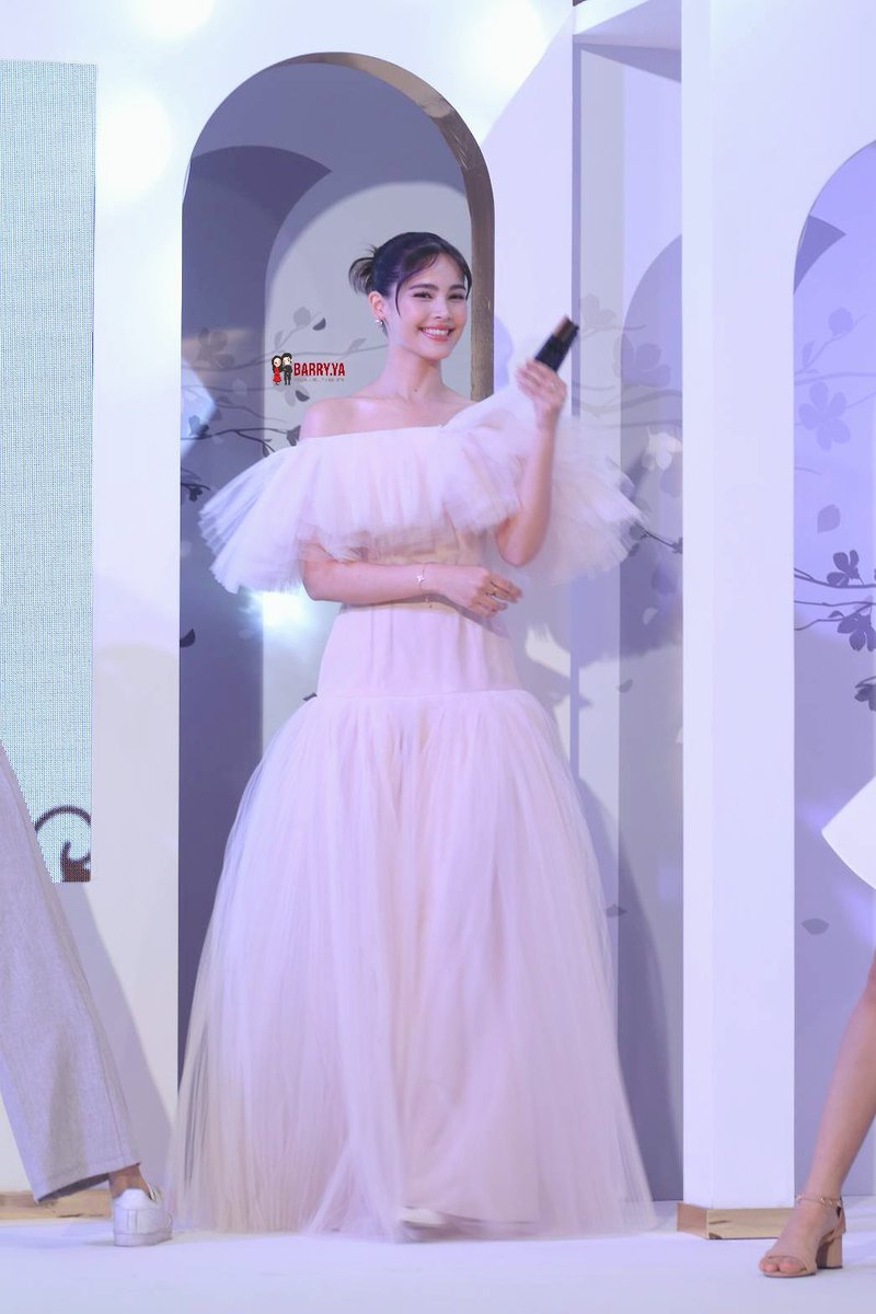 TheBarryYa's tweet photo. (06.05.2565) 
น้องญาญ่าร่วมงานเปิดตัวพรีเซนเตอร์สุดคิ้วท์ กับผลิตภัณฑ์ " THE FACE SHOP fmgt Designing Eyebrow Pencil"
👸💓
 อยากคิ้วท์คิ้วท์แบบพี่ญ่าไปสอยดินสอเขียนคิ้วโลดจ้า 😍 

#ญาญ่า #Urassyas #TheBarryya
#TheFaceShopThaiLand https://t.co/GIbfvorDDD