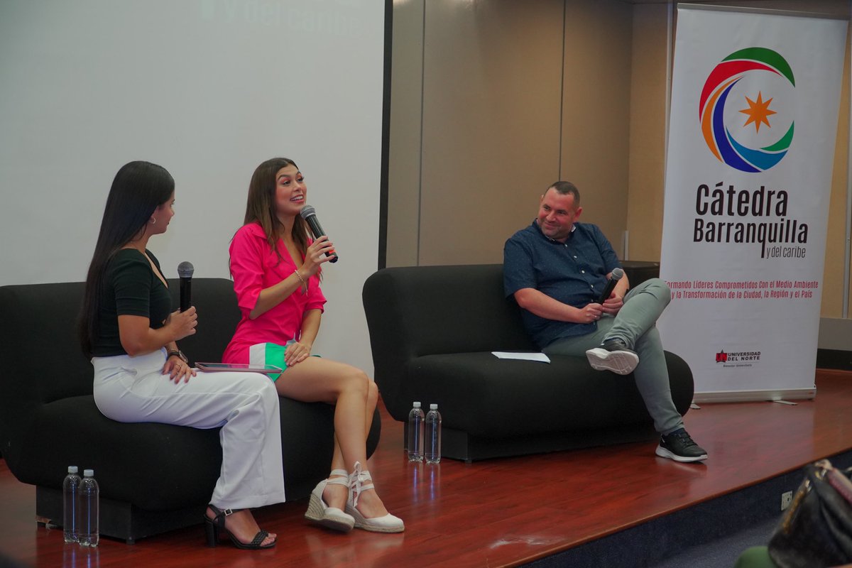 Carnaval_SA's tweet photo. Presentes en la Cátedra Barranquilla y del Caribe de la @UninorteCO con nuestra Reina del #Carnaval2022 @Valecharris_, conversando un poco con los estudiantes sobre nuestra Fiesta y sus proyectos como Reina, #ValeEmprender #ValeBailar #ValeSoñar 👏🏼🥳. https://t.co/x90uft1Eyf