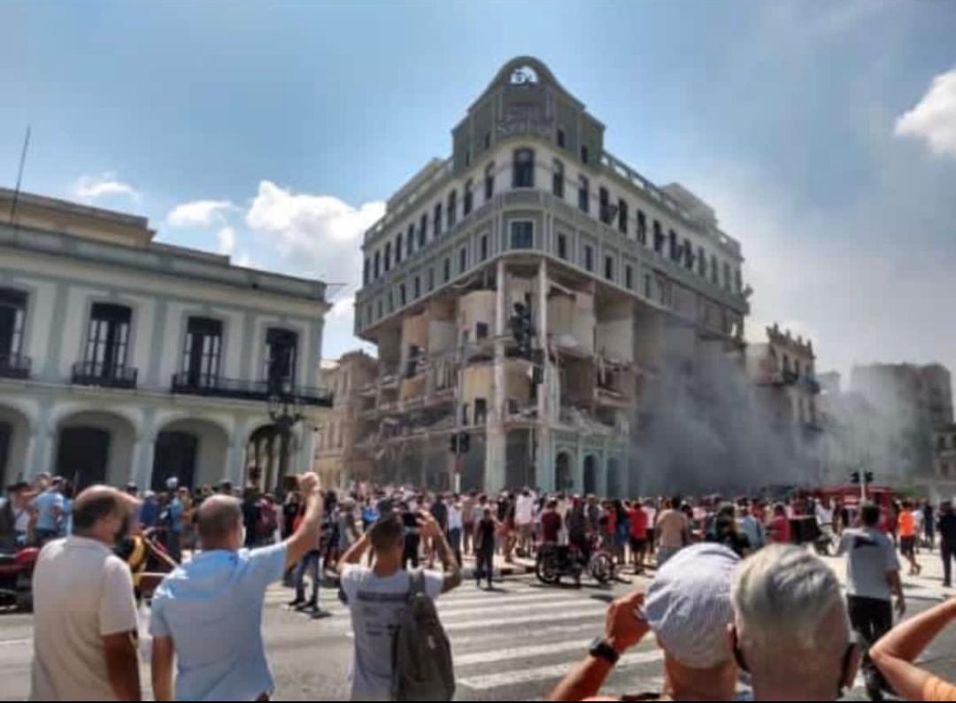 FBarrabeitg's tweet photo. De horrible manera ha despertado la #Habana vieja hoy con lo que se presume fue la #explosión de un camión que transportaba gas licuado y ha destruido buena parte del emblemático #HotelSaratoga frente al #CapitolioHabanero y otros edificios familiares. Aún se investiga la causa. https://t.co/7kFxrVj5aL