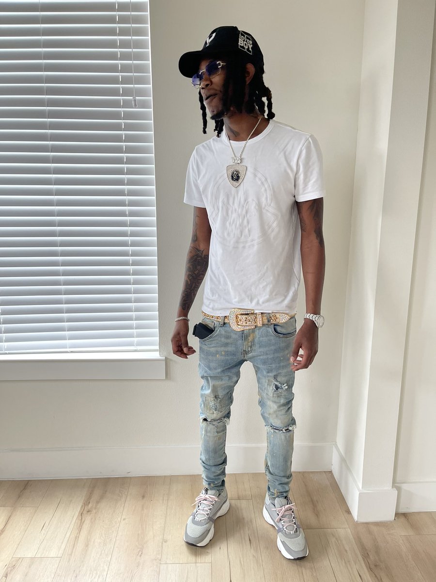 V12$ tweet media