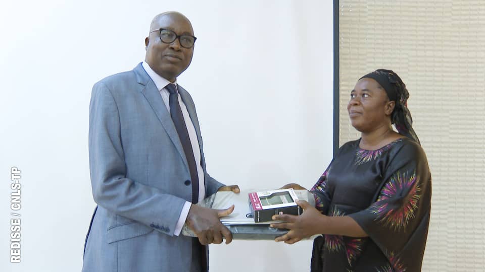 CnlsTp's tweet photo. @RedisseBenin, projet sous tutelle du Secrétariat Exécutif du @CnlsTp a procédé ce 05 mai 2022 à la remise de matériel informatique aux responsables chargés de la surveillance épidémiologique des zones sanitaires du Bénin @BM_Afrique
https://t.co/RE1euZKxJA https://t.co/XebpCiFgqm