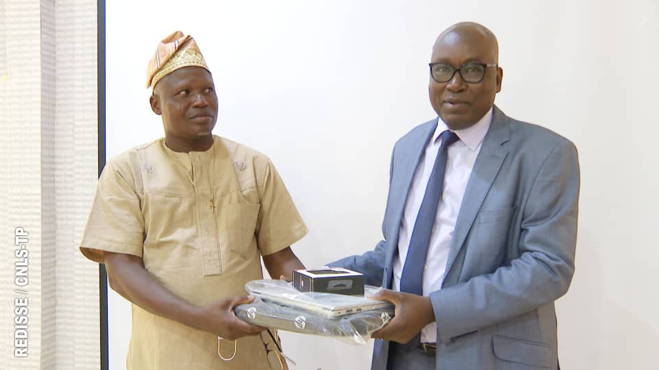 CnlsTp's tweet photo. @RedisseBenin, projet sous tutelle du Secrétariat Exécutif du @CnlsTp a procédé ce 05 mai 2022 à la remise de matériel informatique aux responsables chargés de la surveillance épidémiologique des zones sanitaires du Bénin @BM_Afrique
https://t.co/RE1euZKxJA https://t.co/XebpCiFgqm