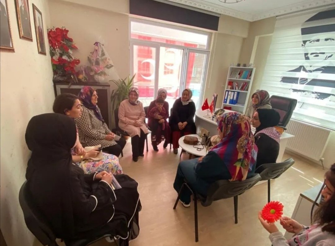 MhpsiirtK's tweet photo. Parti binamıza gelen Hanım arkadaşlarımızla bayramlaştık. Vesile ile ramazan bayramımız yeniden kutlu olsun. 🇹🇷

@MHP_Bilgi
@dbdevletbahceli
@drpelinyilik
@mhp_siirt
@fatihcanturkmhp
@GulsumKarasu16 https://t.co/oIqMqshof2