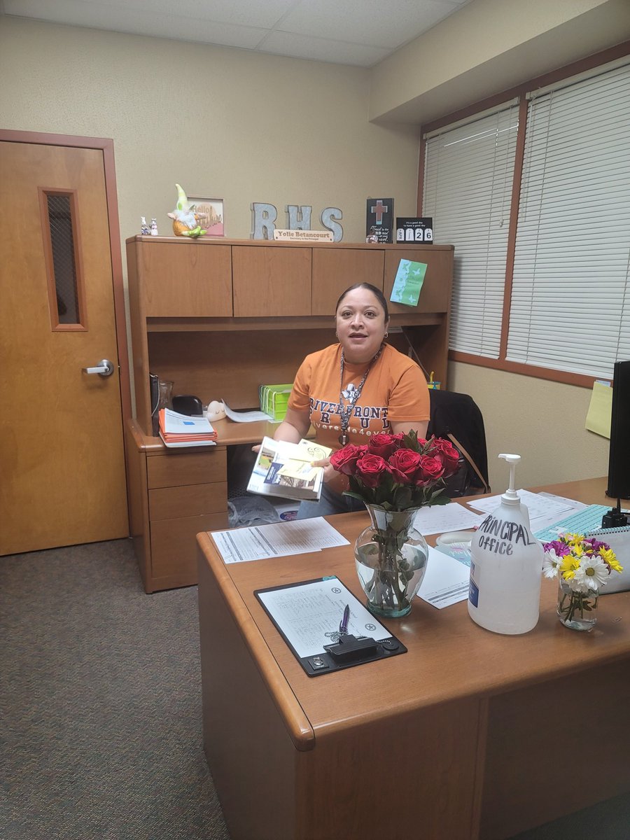 mwestbrook3434's tweet photo. PHOTO BOMB OF MS. YOLI❤💯 Such a loving individual. #sillyfriday #riverside4ever  #photobombyourfavoritepersonatRHS https://t.co/nUPMGAAd4G