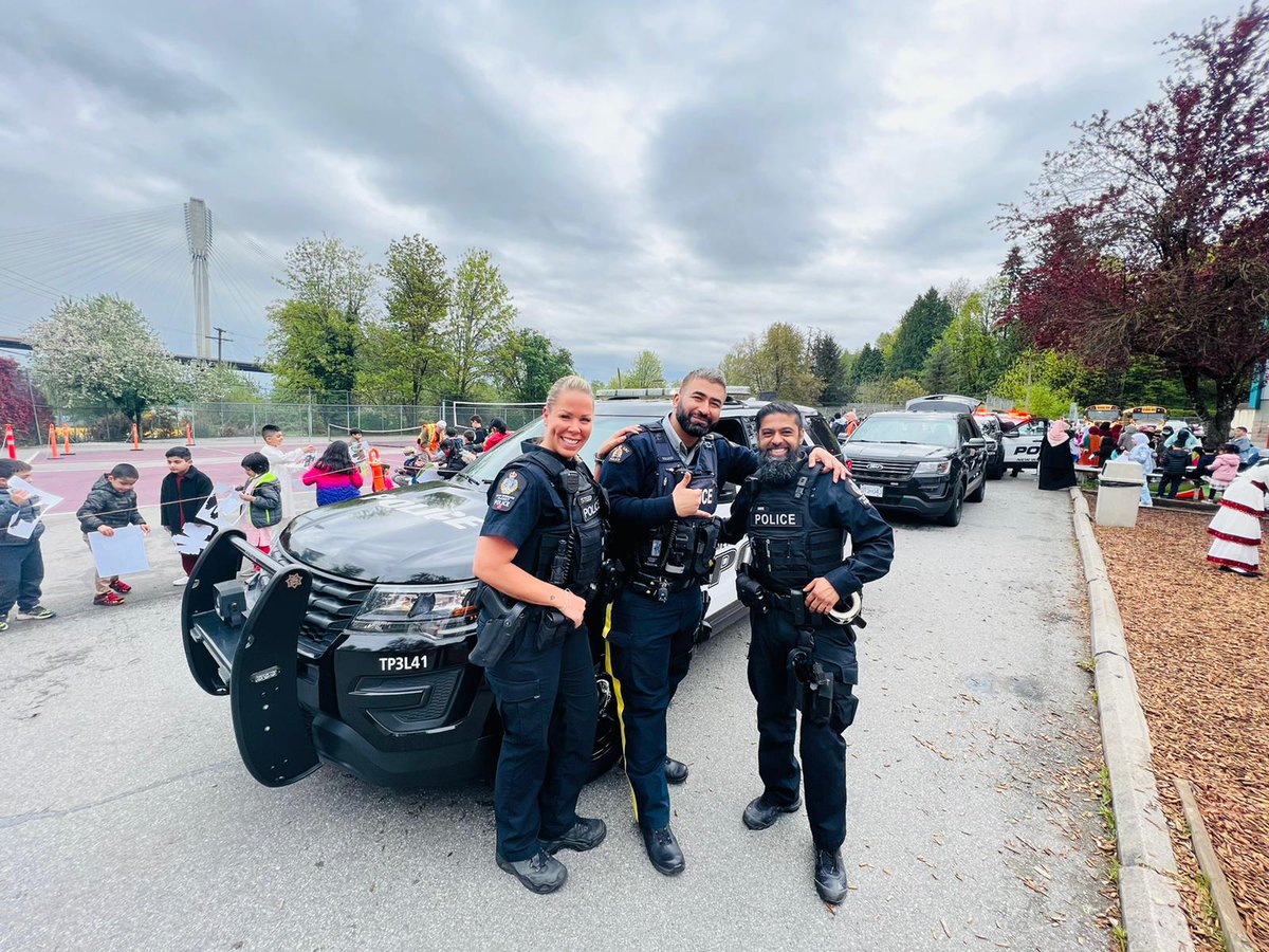MVTP_CplHanif's tweet photo. Thank u @NewWestPD, @CFSEU_GIET, @SurreyRCMP Sry Bylaws, Sry RCMP Diversity, Sry RCMP Youth Sec, &amp; CVSE for making this a memorable #Eidulfitr2022 for the kids.
As I was leaving, a kid about 5yrs old, looked me in my eyes &amp; said "I love you" in the most sincerest manner... prt1/2 https://t.co/ouTPeLmHc4