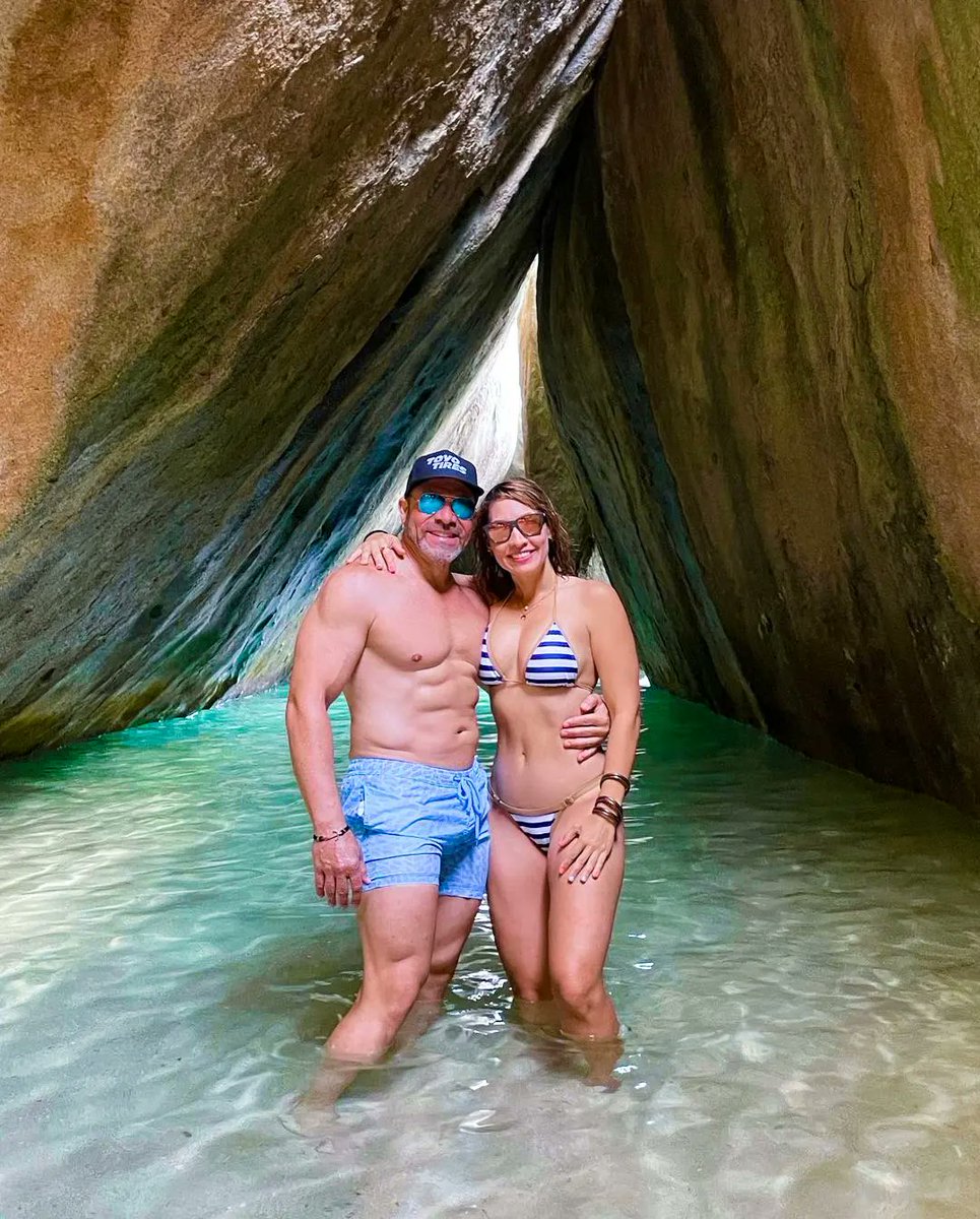 This is The British Virgin Islands!! 🇻🇬 Where vacation days are well spent with all of your best friends. Cheers to the weekend! 

Tag your travel buddies!

📸: jochesan (IG)
#bvi #britishvirginislands #jostvandyke #jvd #virgingorda #whitebaybeach #thebaths #paradise #couples