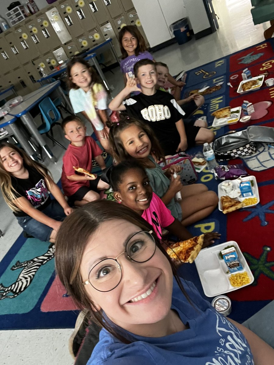mrslittlekrista's tweet photo. Lunch with these firsties! #fowlerBINGO
@SassySimm @Alex2Inspire https://t.co/sltqunqDj2