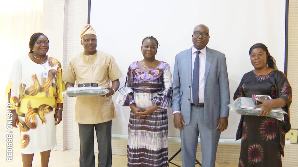 CnlsTp's tweet photo. @RedisseBenin, projet sous tutelle du Secrétariat Exécutif du @CnlsTp a procédé ce 05 mai 2022 à la remise de matériel informatique aux responsables chargés de la surveillance épidémiologique des zones sanitaires du Bénin @BM_Afrique
https://t.co/RE1euZKxJA https://t.co/XebpCiFgqm
