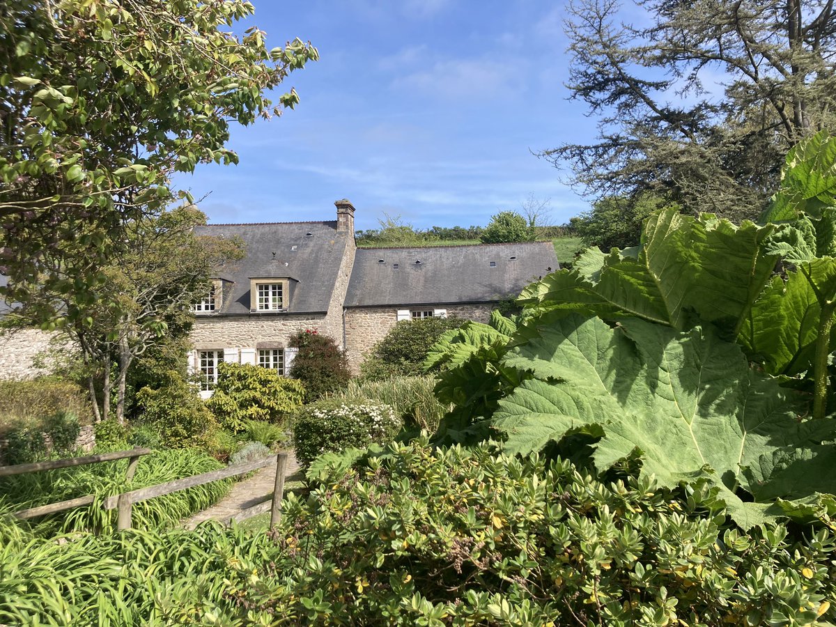 AvecMistler's tweet photo. « Tu ne sais pas dessiner. Tu ne sais pas peindre. Mais tu es peintre ! », lui avait lancé Picasso. La Maison de Jacques Prévert, à Omonville-la-Petite, consacre actuellement une exposition aux œuvres graphiques de Prévert, rares et fragiles, mais partie intégrante de son œuvre ! https://t.co/jHRBjGCsHB